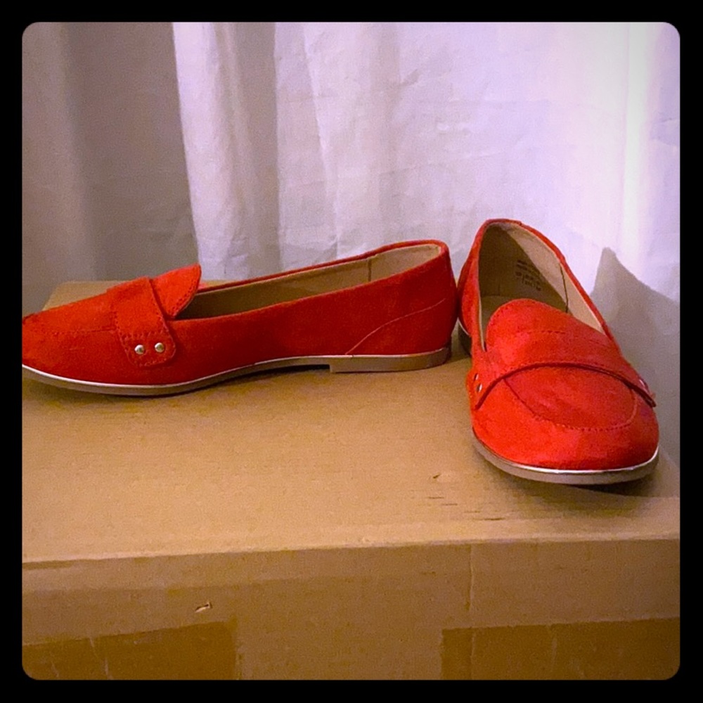 Red flats with gold rim